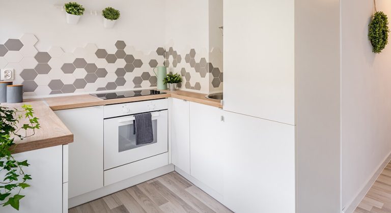 découvrez des astuces pratiques et idées ingénieuses pour optimiser l’espace et le rangement d’une petite cuisine, afin de la rendre fonctionnelle et agréable au quotidien.