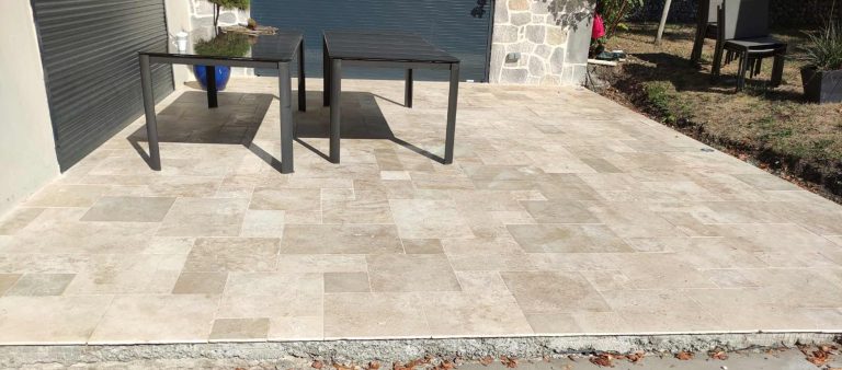 sublimez votre extérieur avec une terrasse en travertin élégante. découvrez nos conseils et inspirations pour créer un espace chic, intemporel et résistant, idéal pour profiter de moments conviviaux en plein air.