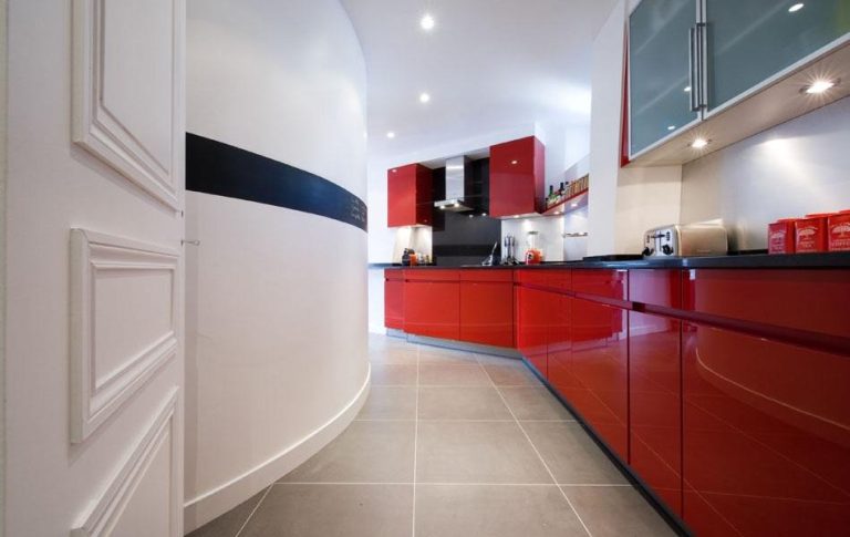découvrez une cuisine moderne alliant élégamment le rouge vibrant au gris sophistiqué pour un espace à la fois chaleureux et contemporain.