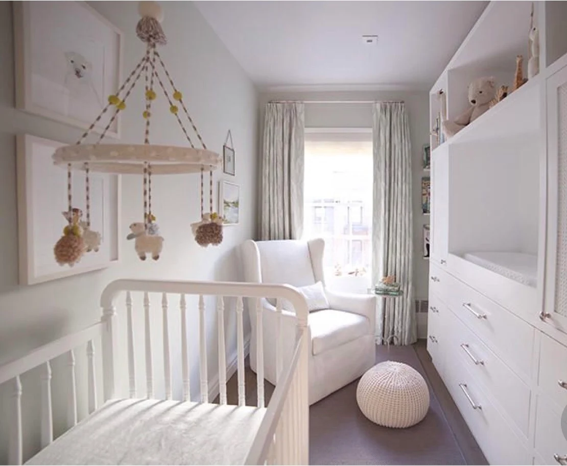 découvrez des idées déco charmantes et des conseils pratiques pour aménager la chambre de votre bébé fille, alliant douceur et créativité.