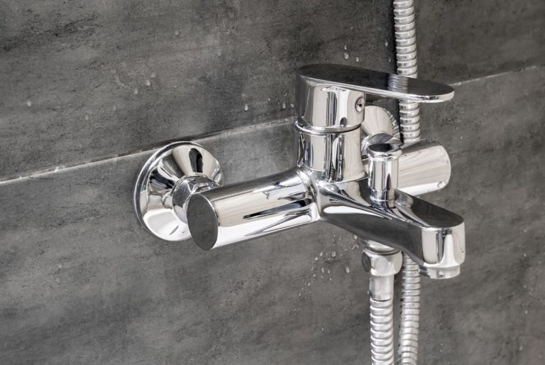 découvrez quelle est la hauteur idéale pour installer un robinet de douche afin d'assurer confort et fonctionnalité dans votre salle de bain.