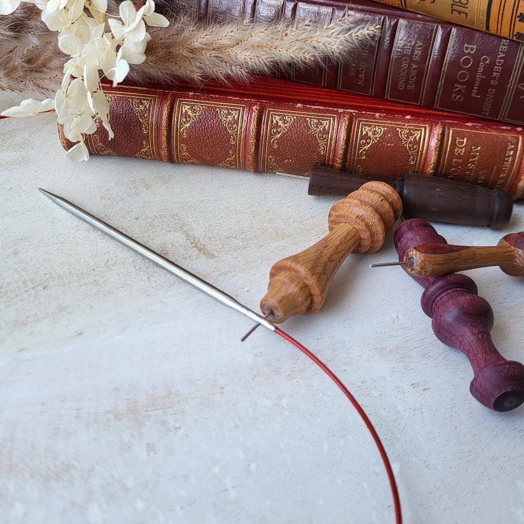 découvrez notre clé à laine, l'outil idéal pour faciliter vos projets de tricot en manipulant facilement vos fils et pelotes.