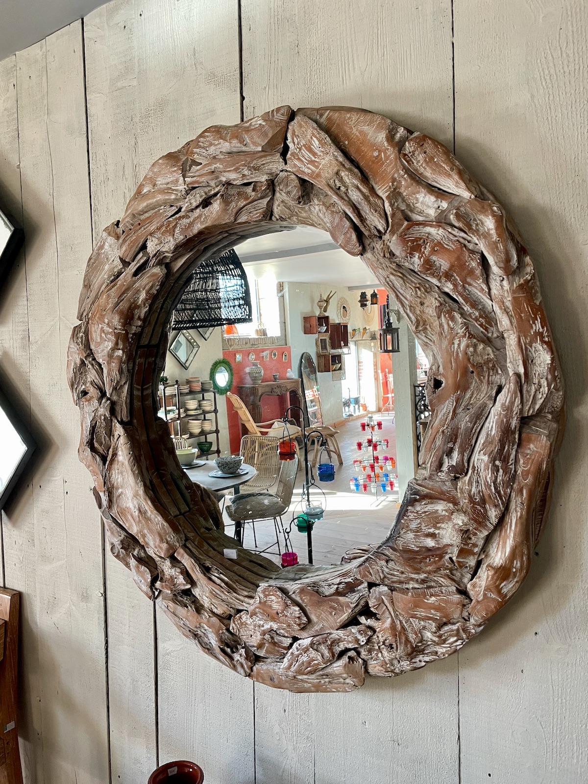 découvrez notre collection de miroirs en bois flotté, idéals pour une décoration naturelle et authentique. apportez une touche d'élégance rustique à votre intérieur grâce à ces pièces uniques.