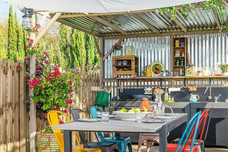 découvrez notre guide pour aménager une cuisine d'été extérieure conviviale, idéale pour partager des repas en plein air avec vos proches.