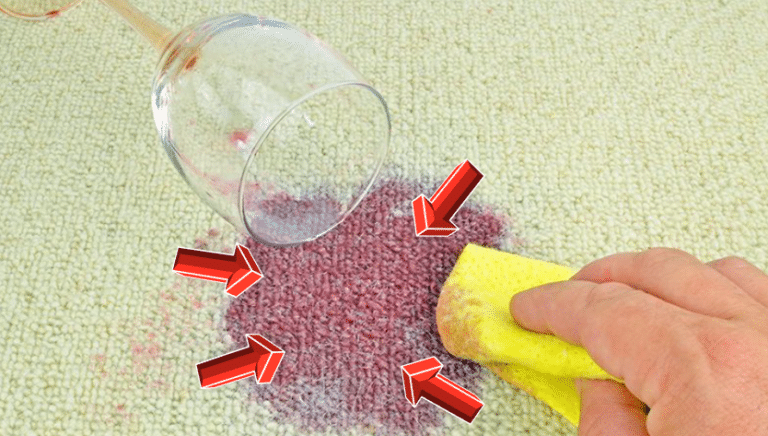 découvrez des méthodes efficaces pour nettoyer rapidement une tache de vin rouge et retrouver un vêtement impeccable.